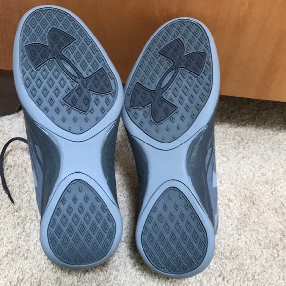 UNDER ARMOUR men’s size 8.5 grey basketball sneakers
